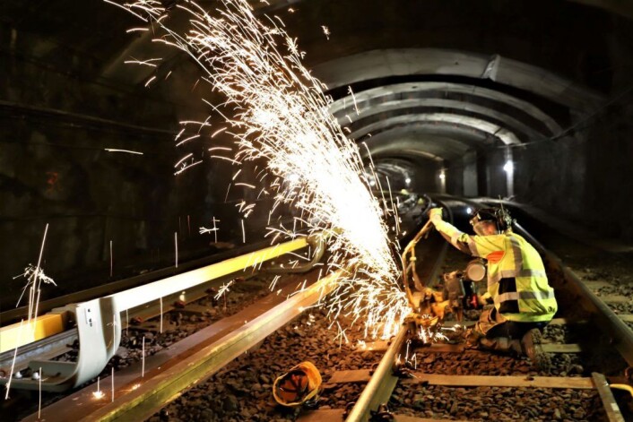 Etter at nye skinner er satt på plass, blir skinneskjøten freset jevn. Foto: André Kjernsli Etter at nye skinner er satt på plass, blir skinneskjøten freset jevn. Foto: André Kjernsli