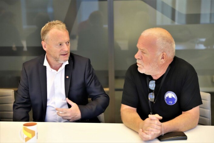 Leder i Sporveiens arbeiderforening, Rune Aasen (til høyre) fikk fortalt byrådsleder Raymond Johansen at de ansatte på Sporveien satte pris på at selskapet ikke ble delt opp. Foto: André Kjernsli Leder i Sporveiens arbeiderforening, Rune Aasen (til høyre) fikk fortalt byrådsleder Raymond Johansen at de ansatte på Sporveien satte pris på at selskapet ikke ble delt opp. Foto: André Kjernsli