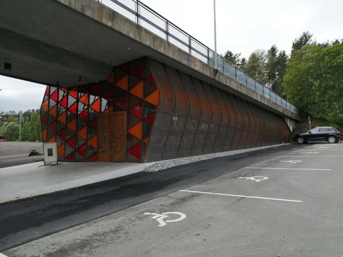 Sykkelhotellet er anlagt under brua. Foto: Yngve Styve Sykkelhotellet er anlagt under brua. Foto: Yngve Styve