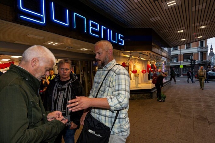 Petter Eide (til venstre) blir instruert av Dag Torp i hvordan sterilt brukerutstyr kan redde liv. I midten, Arild Knutsen. Foto: Morten Lauveng Jørgensen Petter Eide (til venstre) blir instruert av Dag Torp i hvordan sterilt brukerutstyr kan redde liv. I midten, Arild Knutsen. Foto: Morten Lauveng Jørgensen