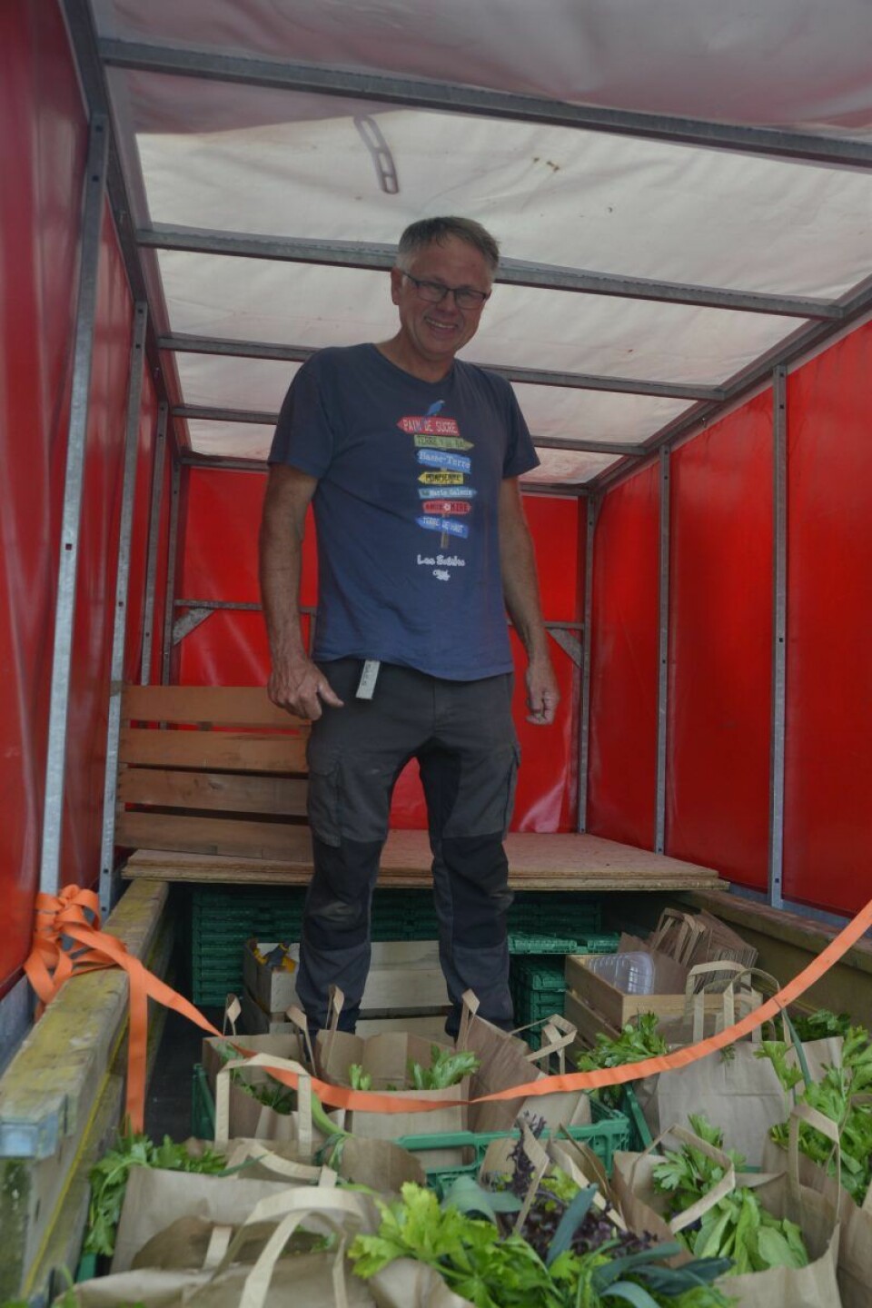 Martin Bøhn Pedersen fra Korslund gård på Minnesund er fornøyd med å ha levert ut over 100 grønnsaksposer. Han kunne ikke levere mer, for 7. september skal han ha fest med selvplukk og band. Foto: Gustav S. Nyquist