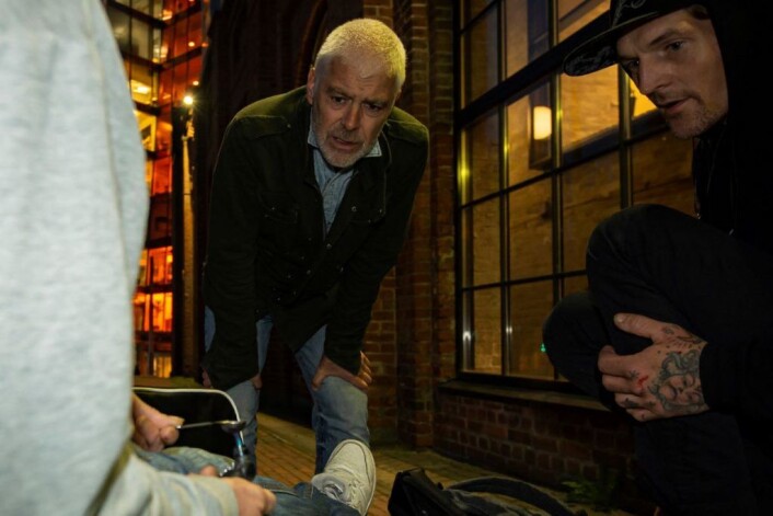 Foreningen for Human Narkotikapolitikk har delt ut sterilt brukerutstyr, og nå gjør Tony klar en dose for seg og kjæresten. Foto: Morten Lauveng Jørgensen Foreningen for Human Narkotikapolitikk har delt ut sterilt brukerutstyr, og nå gjør Tony klar en dose for seg og kjæresten. Foto: Morten Lauveng Jørgensen