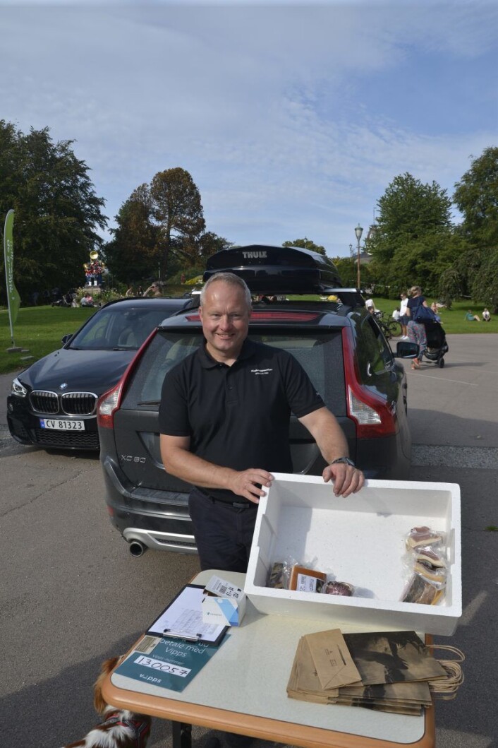 Matiasgården produserer blant annet spekemat og ribbe, og Jørn Kildal er veldig fornøyd med forutsigbarheten. Her vet man at det han har med seg blir solgt, mens på andre markeder er det veldig væravhengig, sier han. Foto: Gustav S. Nyquist Matiasgården produserer blant annet spekemat og ribbe, og Jørn Kildal er veldig fornøyd med forutsigbarheten. Her vet man at det han har med seg blir solgt, mens på andre markeder er det veldig væravhengig, sier han. Foto: Gustav S. Nyquist