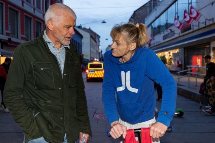 Ikke alle vil prate, og enda flere skygger unna fotografen. Sissel prater gjerne for å dele sine erfaringer med Eide. Sissel blir med på bilde også. Foto: Morten Lauveng Jørgensen Ikke alle vil prate, og enda flere skygger unna fotografen. Sissel prater gjerne for å dele sine erfaringer med Eide. Sissel blir med på bilde også. Foto: Morten Lauveng Jørgensen