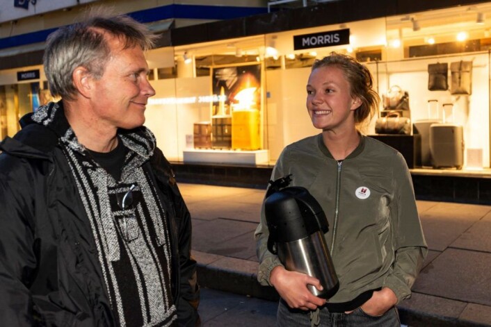 Ingvild Tveit fra Marita-kafeen var også ute. Hun er som en god samaritaner og deler ut varm sjokolade og kake i Brugata. Marita-kafeen er et tilbud for de mest slitne som trenger en matbit eller et sted å sitte. Her snakker hun med Arild Knutsen. Foto: Morten Lauveng Jørgensen Ingvild Tveit fra Marita-kafeen var også ute. Hun er som en god samaritaner og deler ut varm sjokolade og kake i Brugata. Marita-kafeen er et tilbud for de mest slitne som trenger en matbit eller et sted å sitte. Her snakker hun med Arild Knutsen. Foto: Morten Lauveng Jørgensen
