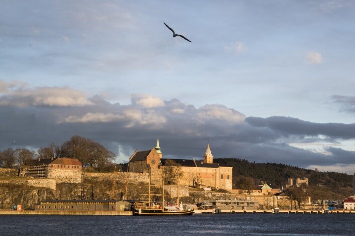 Nå er utendørkonserter ved Akershus festning helt vanlig. Men det var Oslo kammermusikkfestival, Arve Tellefsen og Johan Jørgen Holst som startet alt sammen. Foto: Håkon Mosvold Larsen / NTB scanpix Nå er utendørkonserter ved Akershus festning helt vanlig. Men det var Oslo kammermusikkfestival, Arve Tellefsen og Johan Jørgen Holst som startet alt sammen. Foto: Håkon Mosvold Larsen / NTB scanpix