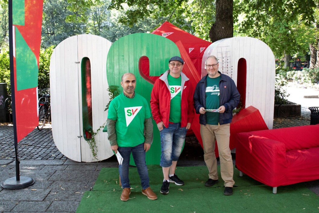 Folk kommer og tar bilder av boden til SV. synes visst boden er artig. Foto: Olav Helland Folk kommer og tar bilder av boden til SV. synes visst boden er artig. Foto: Olav Helland