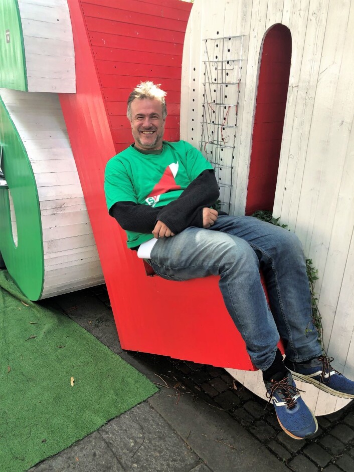 Arvid Ellingsen viser meg hvordan han kan sitte i Oslo-logoen. Foto: Hans Bastian Borg Arvid Ellingsen viser meg hvordan han kan sitte i Oslo-logoen. Foto: Hans Bastian Borg