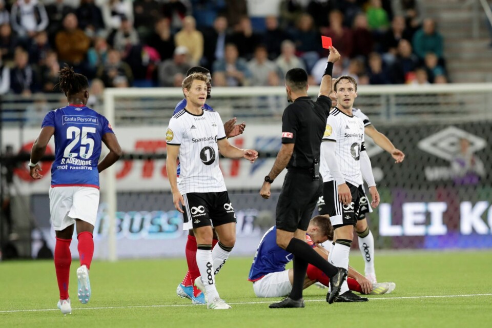 Mike Jensen ble utvist da Rosenborg gjestet Vålerenga søndag. Foto: Berit Roald / NTB scanpix