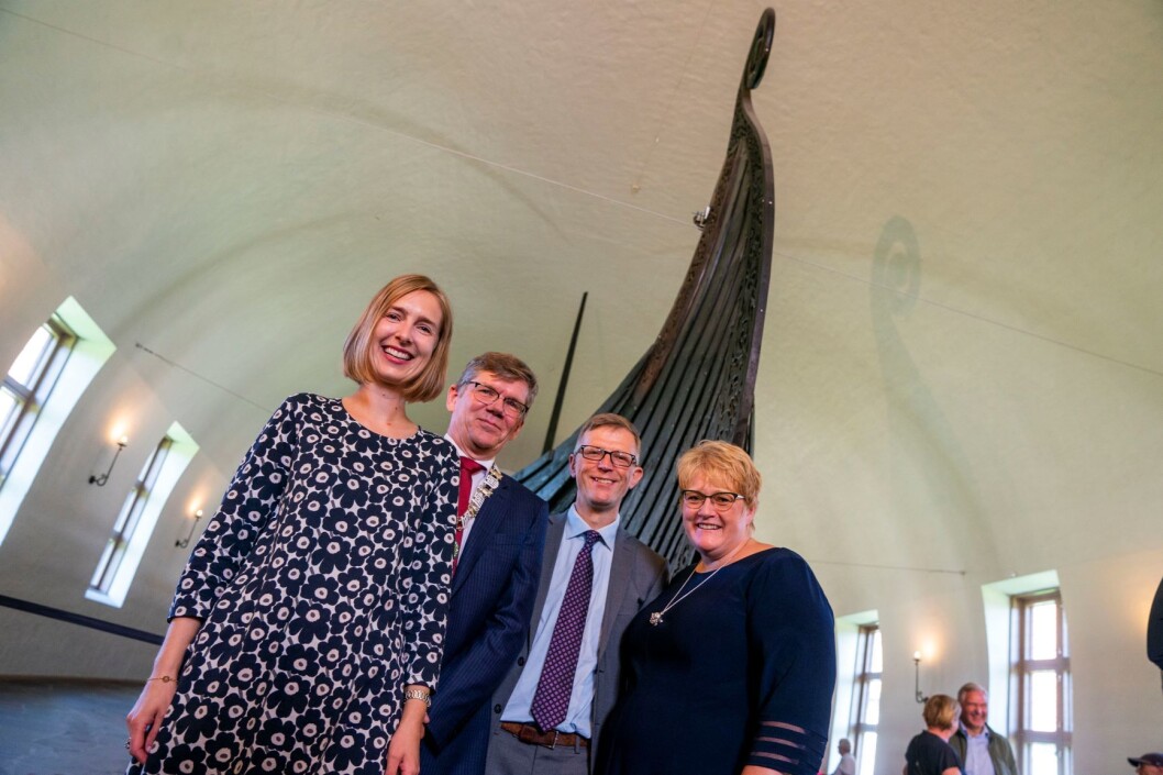 Forsknings- og høyere utdanningsminister Iselin Nybø (V) holdt mandag pressekonferanse i Vikingskipshuset på Bygdøy mandag. Her sammen med rektor Svein Stølen ved Universitetet i Oslo, museumsdirektør Håkon Piene Glørstad og kulturminister Trine Skei Grande (V). Foto: Håkon Mosvold Larsen / NTB scanpix Forsknings- og høyere utdanningsminister Iselin Nybø (V) holdt mandag pressekonferanse i Vikingskipshuset på Bygdøy mandag. Her sammen med rektor Svein Stølen ved Universitetet i Oslo, museumsdirektør Håkon Piene Glørstad og kulturminister Trine Skei Grande (V). Foto: Håkon Mosvold Larsen / NTB scanpix