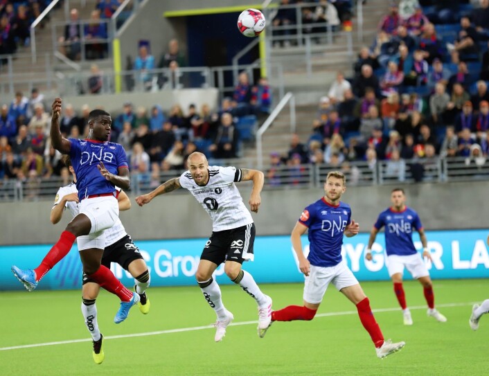 Ofte blir innleggene for upresise, men denne gangen var det bra. Mayron George knuser Tore Reginiussen i lufta. Foto: André Kjernsli Ofte blir innleggene for upresise, men denne gangen var det bra. Mayron George knuser Tore Reginiussen i lufta. Foto: André Kjernsli