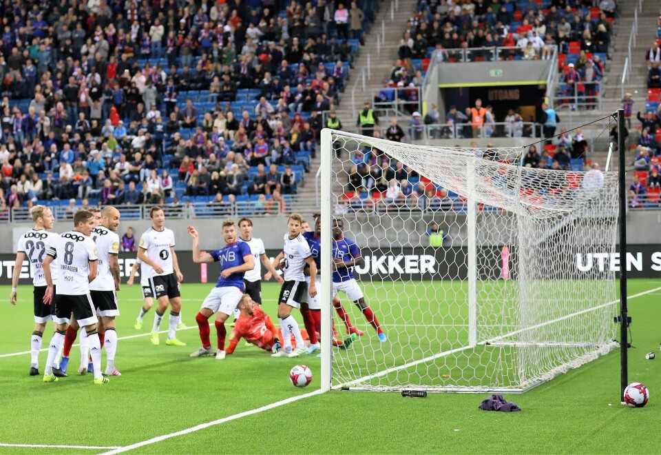 Her stanger Matthías Vilhjálmsson ballen i stanga på overtid. Så nære var VIF unna tre poeng. Foto: André Kjernsli