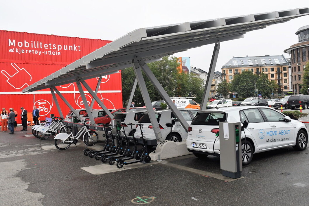 Alt på ett sted. Ved det nyåpnede mobilitetshuset på Filipstad kan osloborgerne låne både elbil, elsykkel eller elsparkesykkel. Alt etter behov og dagsform. Foto: Christian Boger Alt på ett sted. Ved det nyåpnede mobilitetshuset på Filipstad kan osloborgerne låne både elbil, elsykkel eller elsparkesykkel. Alt etter behov og dagsform. Foto: Christian Boger
