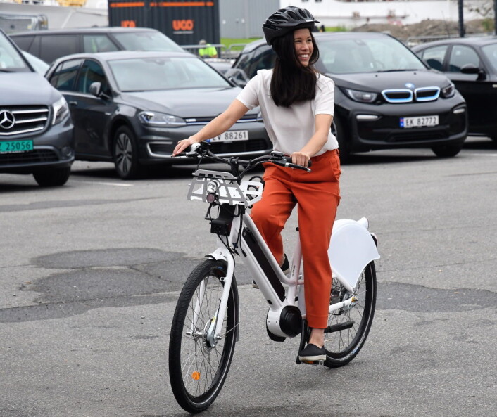 En entusiastisk samferdsels- og miljøbyråd, Lan Marie Nguyen Berg, var den første som fikk benytte seg av mobilitetshusets utleiesykler. Foto: Christian Boger En entusiastisk samferdsels- og miljøbyråd, Lan Marie Nguyen Berg, var den første som fikk benytte seg av mobilitetshusets utleiesykler. Foto: Christian Boger
