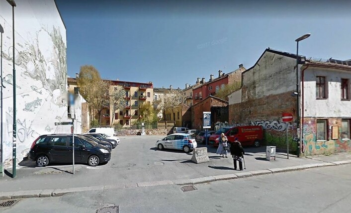 Tomta i Nordbygata 52 er i dag en parkeringsplass. Det er her tomteeier ønsker å bygge leiligheter eller hotell. Foto: Skjermdump fra Google StreetView