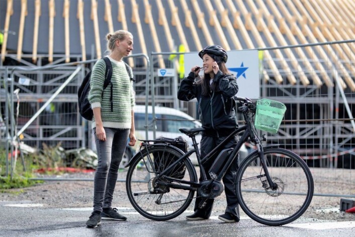 Tuva Løksle og Lan Marie Berg fra MDG har stått på for å få bilene bort fra plassen foran Kampen kirke. Foto: Olav Helland Tuva Løksle og Lan Marie Berg fra MDG har stått på for å få bilene bort fra plassen foran Kampen kirke. Foto: Olav Helland