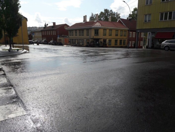 Thorbjørn Egners Plass er langt i fra et av byens mest trafikkerte kryss. Nå blir det mindre plass for bilene, og mer plass til mennesker. Foto: Anders Høilund Thorbjørn Egners Plass er langt i fra et av byens mest trafikkerte kryss. Nå blir det mindre plass for bilene, og mer plass til mennesker. Foto: Anders Høilund