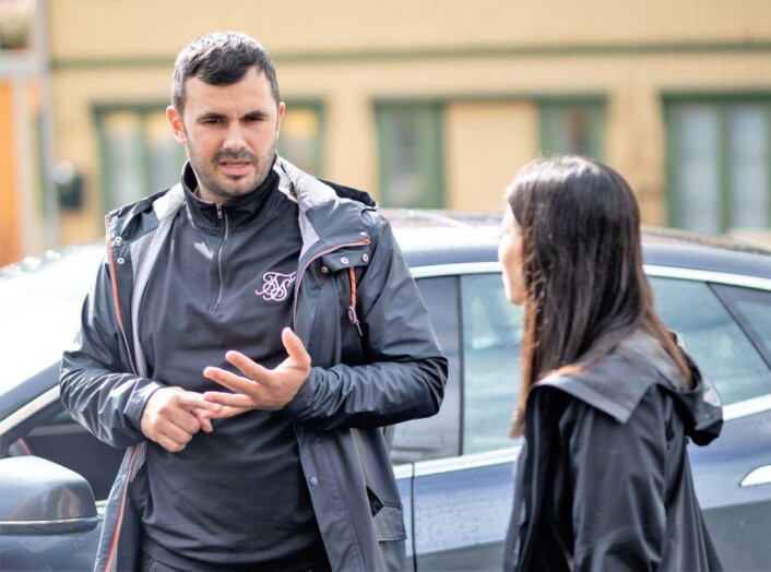 <strong>Fatmir Halimi</strong> stopper bilen på vei over plassen. Han har noe på hjertet. �Jeg liker biler, og jeg liker jo ikke å betale bompenger, men når det er valg må du tenke på framtida, på klima og miljø, derfor stemmer jeg på deg, sier Fatmir Halimi til byråd Lan Marie Nguyen Berg (MDG) foto: Olav Helland <strong>Fatmir Halimi</strong> stopper bilen på vei over plassen. Han har noe på hjertet. �Jeg liker biler, og jeg liker jo ikke å betale bompenger, men når det er valg må du tenke på framtida, på klima og miljø, derfor stemmer jeg på deg, sier Fatmir Halimi til byråd Lan Marie Nguyen Berg (MDG) foto: Olav Helland