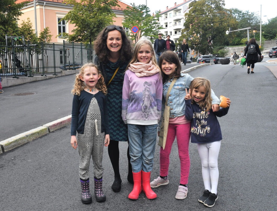 FAU-leder Veslemøy Blokhus Langvik og elever ved Tøyen skole er svært godt fornøyd med at Kolstadgata forbi skolen tirsdag ettermiddag ble stengt for trafikk Foto: Christian Boger FAU-leder Veslemøy Blokhus Langvik og elever ved Tøyen skole er svært godt fornøyd med at Kolstadgata forbi skolen tirsdag ettermiddag ble stengt for trafikk Foto: Christian Boger