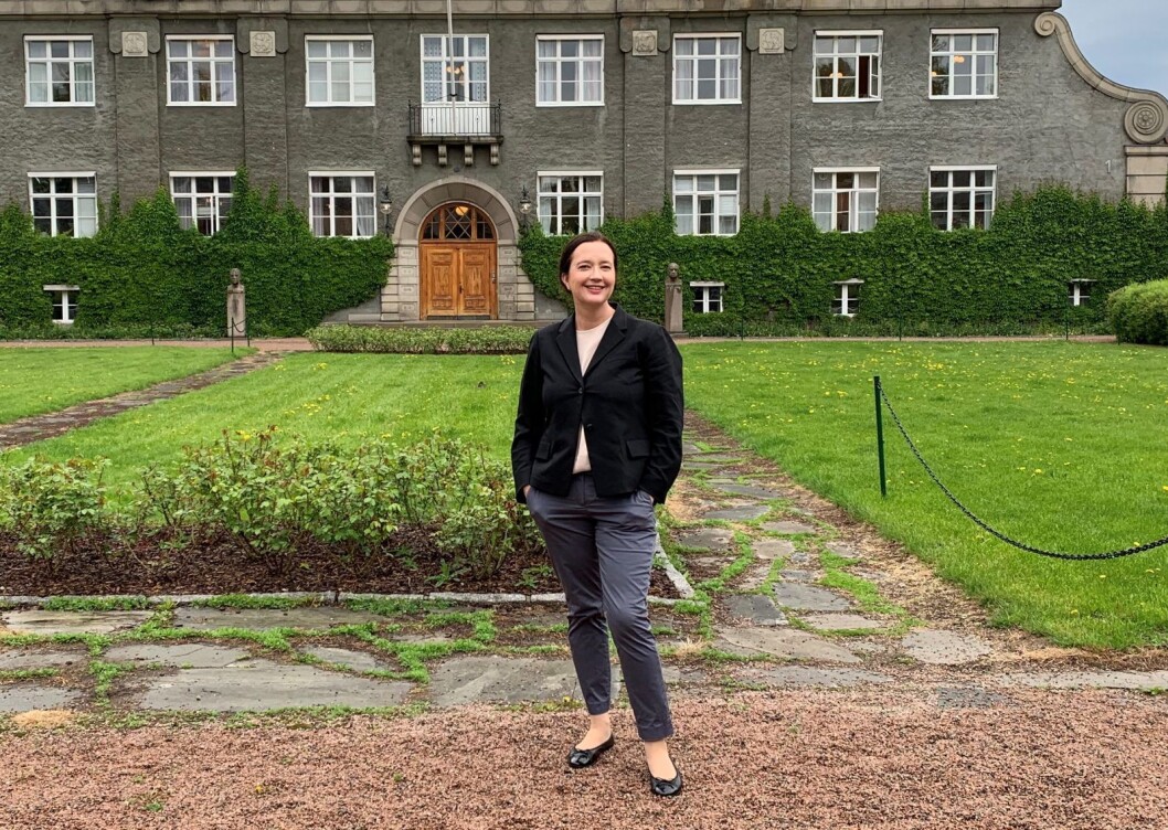 Høyres bystyrekandidat Anne Christine Kroepelien foran administrasjonsbygningen ved Veterinærhøyskolen. Når utdanningsinstitusjone har flyttet helt ut vil Høyre ha underjordisk flerbrukshall på tomta. Foto: Privat Høyres bystyrekandidat Anne Christine Kroepelien foran administrasjonsbygningen ved Veterinærhøyskolen. Når utdanningsinstitusjone har flyttet helt ut vil Høyre ha underjordisk flerbrukshall på tomta. Foto: Privat