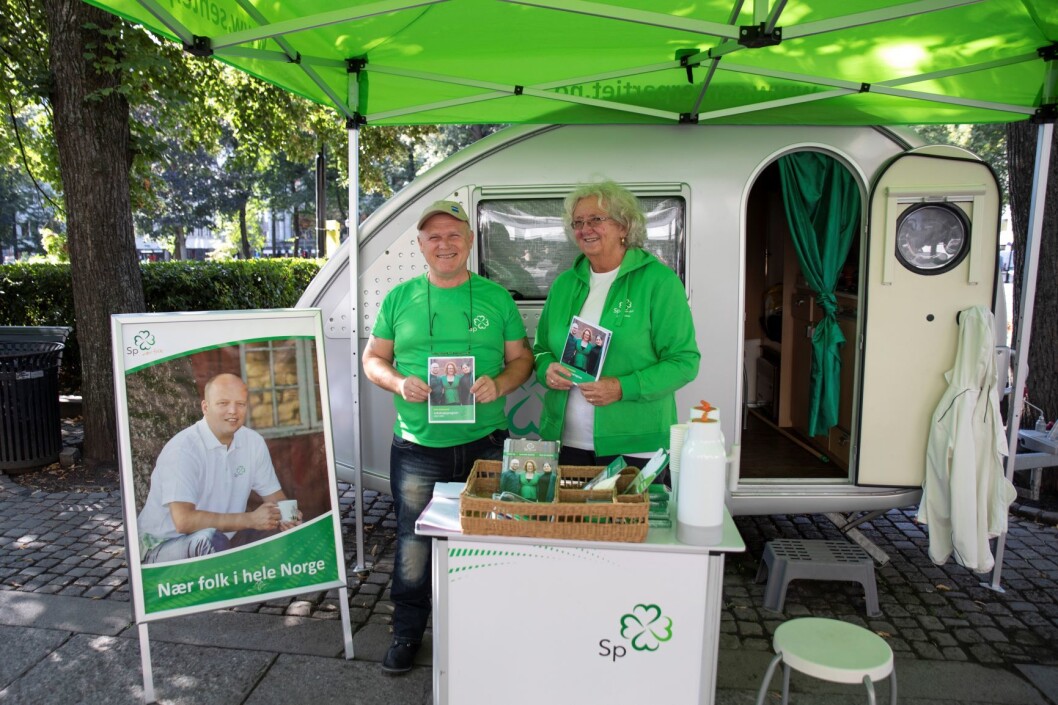 Rune Svendsen mener de er litt som sosialarbeidere på Karl Johan. De møter alle slags folk og snakker om alt mellom himmel og jord. Foto: Olav Helland Rune Svendsen mener de er litt som sosialarbeidere på Karl Johan. De møter alle slags folk og snakker om alt mellom himmel og jord. Foto: Olav Helland