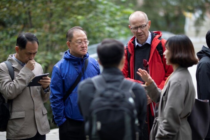Forskningsleder Sindre Langaas hos Norsk institutt for vannforskning tok med seg delegasjonen fra Kina ned til Akerselva for å fortelle om hvordan Oslo forvalter sitt vann. Foto: Olav Helland Forskningsleder Sindre Langaas hos Norsk institutt for vannforskning tok med seg delegasjonen fra Kina ned til Akerselva for å fortelle om hvordan Oslo forvalter sitt vann. Foto: Olav Helland