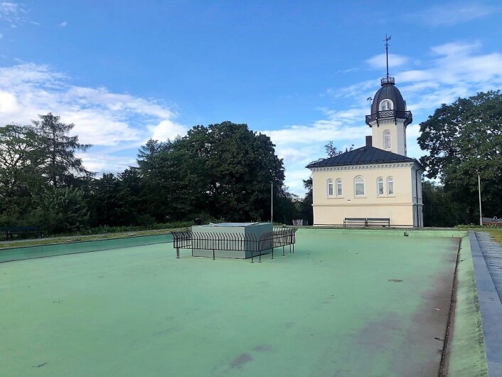 I hele sommer har bassenget i St. Hanshaugenparken stått tomt. Foto: Christine Thune I hele sommer har bassenget i St. Hanshaugenparken stått tomt. Foto: Christine Thune