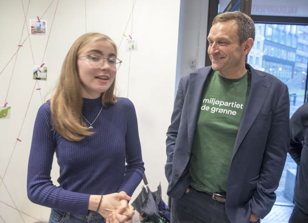 Hulda Holtvedt fra Grønn Ungdom og Arild Hermstad i Miljøpartiet De Grønne fanger unge velgere i Oslo. MDG er skolevalgets store vinner og over dobbelt så store som for fire år siden. Foto: Terje Pedersen / NTB scanpix Hulda Holtvedt fra Grønn Ungdom og Arild Hermstad i Miljøpartiet De Grønne fanger unge velgere i Oslo. MDG er skolevalgets store vinner og over dobbelt så store som for fire år siden. Foto: Terje Pedersen / NTB scanpix