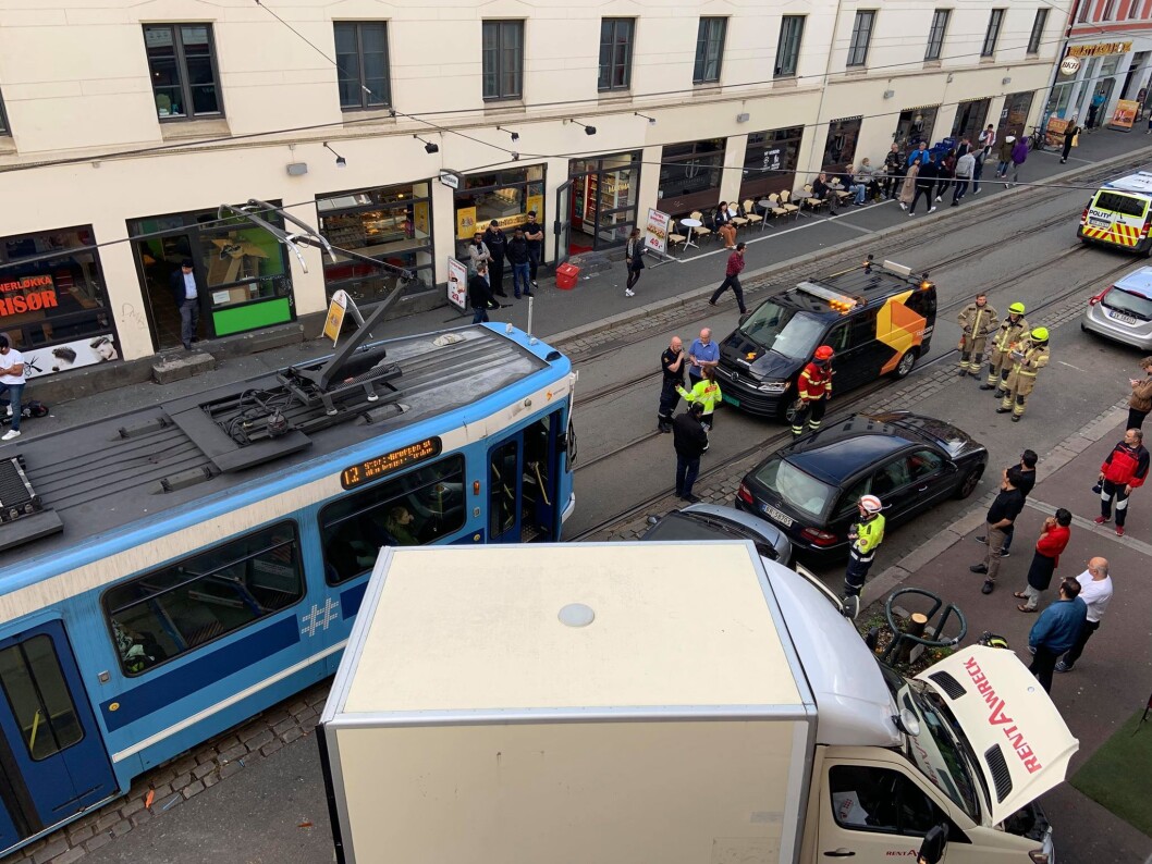 Trikken kjørte inn i baksiden av lastebilen, og denne kolliderte videre inn i to personbiler. Foto: Ingvild Fylling Trikken kjørte inn i baksiden av lastebilen, og denne kolliderte videre inn i to personbiler. Foto: Ingvild Fylling