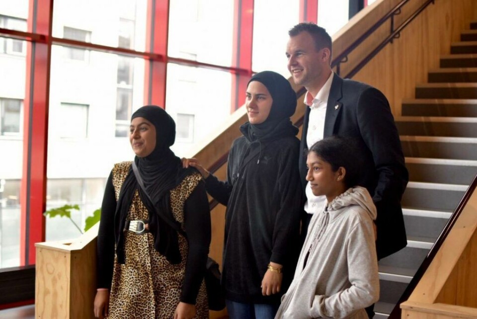 Zahra, Nora og Nilani sammen med barne- og familieminister Kjell Ingolf Ropstad. Foto: NRK
