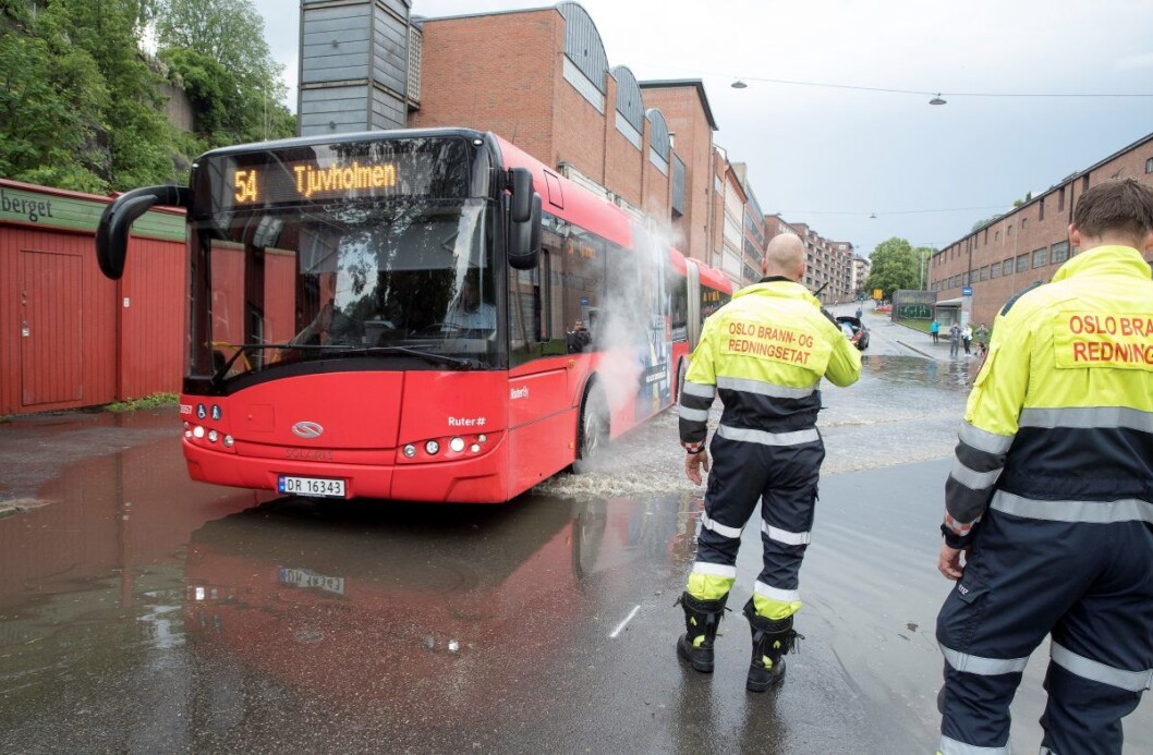 Oslos brannmannskaper har hatt mye å gjøre med flom og styrtregn hittil i år. Her fra en oversvømmelse i Maridalsveien ved Vulkan i juni.
Foto: Terje Pedersen / NTB scanpix Oslos brannmannskaper har hatt mye å gjøre med flom og styrtregn hittil i år. Her fra en oversvømmelse i Maridalsveien ved Vulkan i juni.
Foto: Terje Pedersen / NTB scanpix