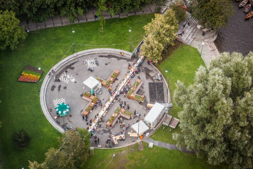 Oslos lengste langbord strakte seg langt over plassen. Foto: Iselin Kristiansen