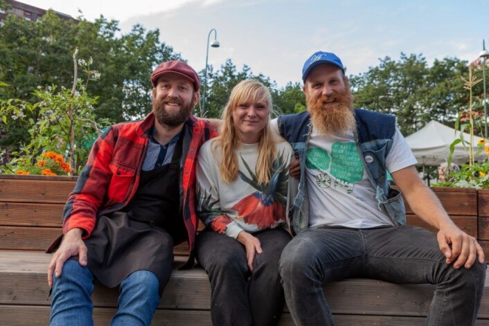 Samarbeid på tvers av bydelene. Kokk Peter Dyredal Nielsen fra Bydel Grünerløkka, prosjektleder fra bydel Gamle Oslo, Stina Lindholm og Mathias Michelsen fra Hagecrew, som har vært ansvarlig for all aktivitet på plassen. Foto: Iselin Kristiansen Samarbeid på tvers av bydelene. Kokk Peter Dyredal Nielsen fra Bydel Grünerløkka, prosjektleder fra bydel Gamle Oslo, Stina Lindholm og Mathias Michelsen fra Hagecrew, som har vært ansvarlig for all aktivitet på plassen. Foto: Iselin Kristiansen