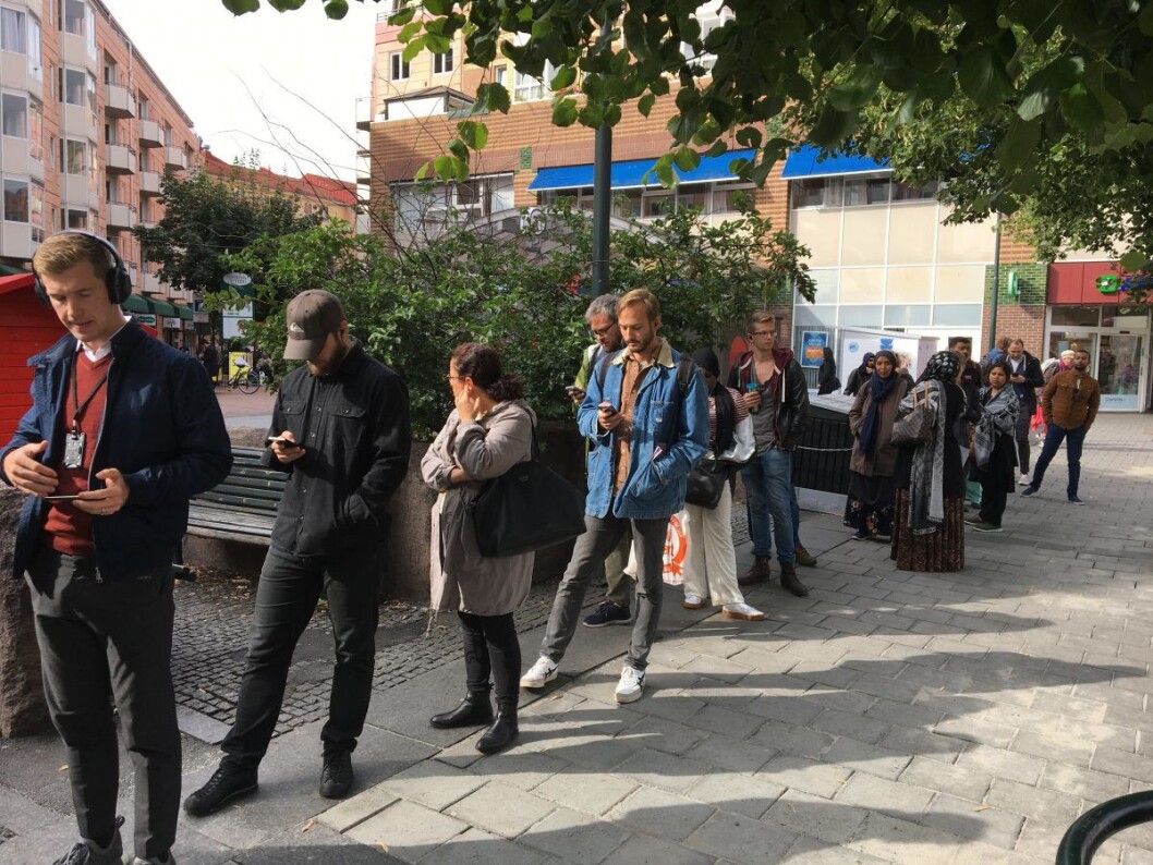 Folk smurte seg med tålmodighet i køen foran stemmelokalet. Takk de høyere makter for smarttelefonen. Foto: Vegard Velle Folk smurte seg med tålmodighet i køen foran stemmelokalet. Takk de høyere makter for smarttelefonen. Foto: Vegard Velle