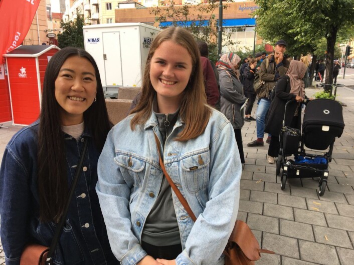 Anja Aagotnes (t.v.) var på besøk fra Bergen og måtte avlegge sin stemme i Oslo. Her sammen med venninnen Maria Bakke. Foto: Vegard Velle Anja Aagotnes (t.v.) var på besøk fra Bergen og måtte avlegge sin stemme i Oslo. Her sammen med venninnen Maria Bakke. Foto: Vegard Velle
