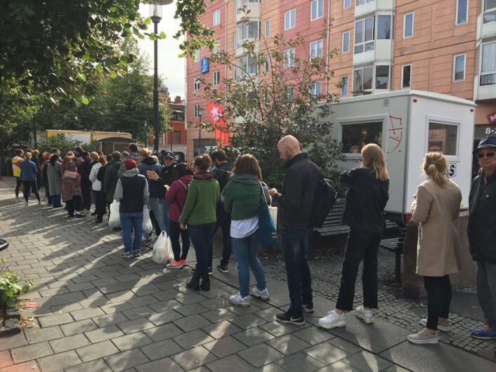Køen strakk seg fra den ene enden av torget til den andre. Foto: Vegard Velle Køen strakk seg fra den ene enden av torget til den andre. Foto: Vegard Velle