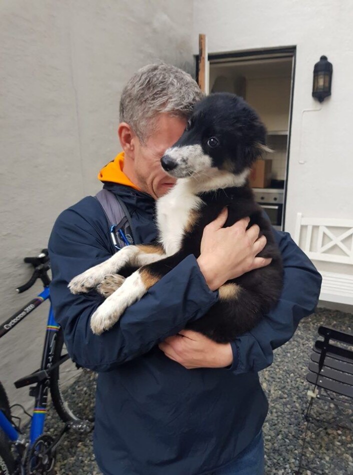 Hundeeier Nicolai og valpen Balder gjenforent. Foto: Privat Hundeeier Nicolai og valpen Balder gjenforent. Foto: Privat