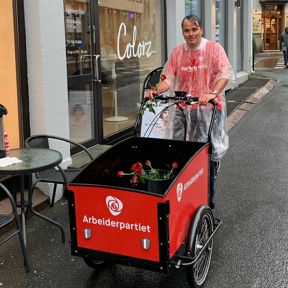Arbeiderpartiet har drevet en aktiv valgkamp på St. Hanshaugen. Her er en av kandidatene ved bydelsvalget, Magnus Buflod, på roseutdeling i regnværet. Foto: Privat