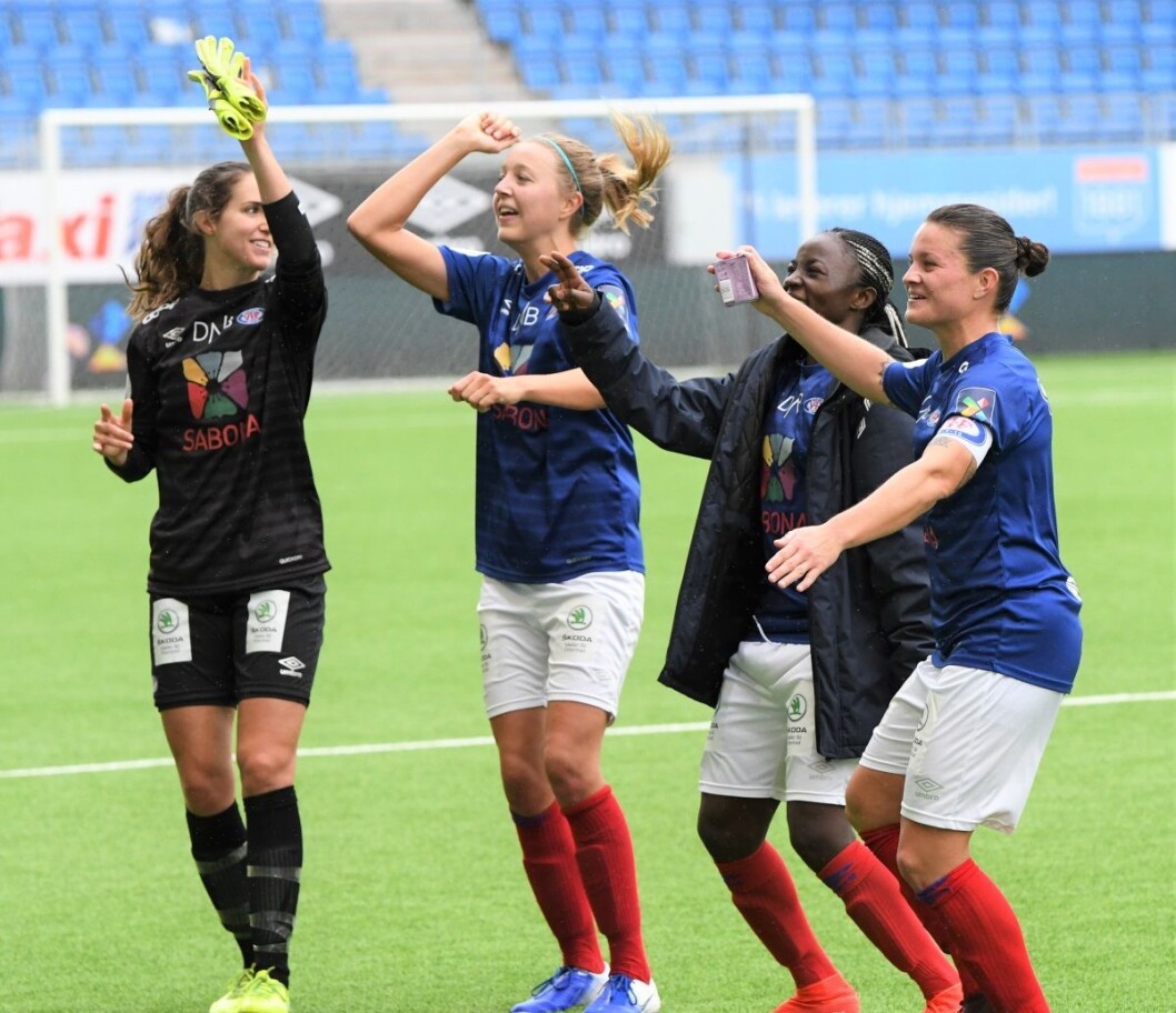 Vålerenga-jentene slo til med jubeldans etter seieren mot Klepp. Neste lørdag håper de på en gjentagelse borte mot Sandviken i Bergen. Foto: Christian Boger Vålerenga-jentene slo til med jubeldans etter seieren mot Klepp. Neste lørdag håper de på en gjentagelse borte mot Sandviken i Bergen. Foto: Christian Boger