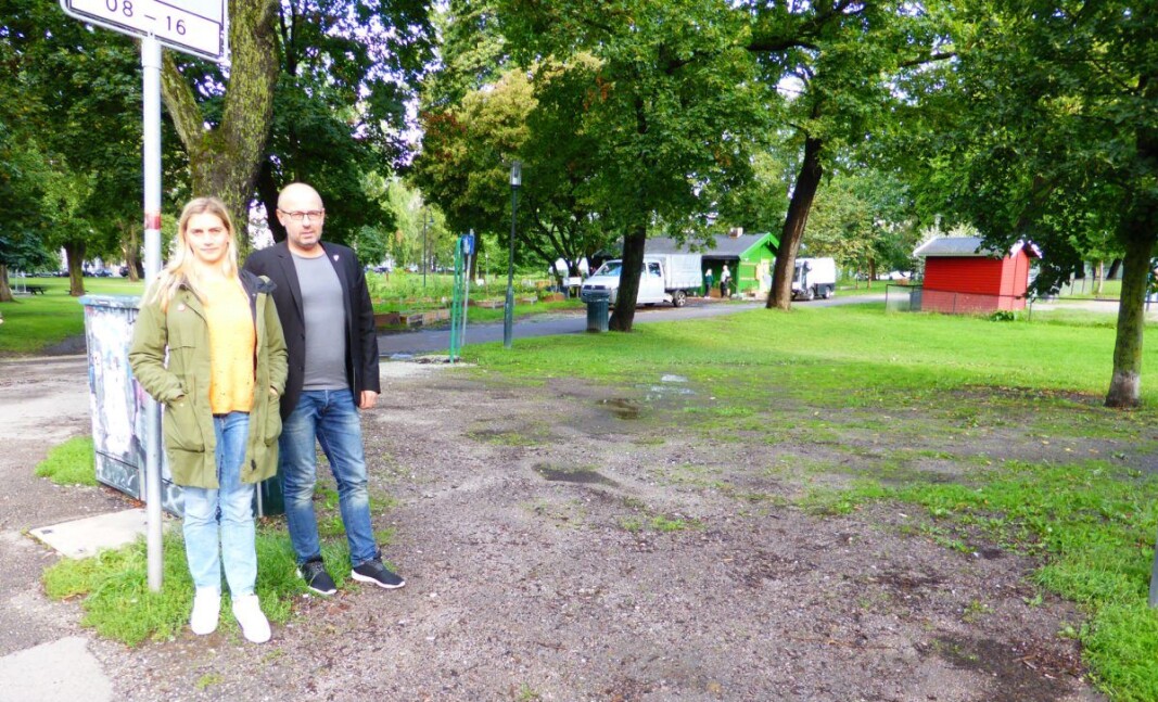 SV har i flere år stemt nei til kulturarrangementer i Sofienbergparken som koster penger, opplyser bydelspolitiker Jane Vogt Evensen (SV). Her er hun med partikollega Arild Svertstad Haug på befaring i bydelsparken etter arrangementet i 2019. Det ble rettet kritikk mot arrangøren på grunn av slitne plenområder etter festivalen. SV har i flere år stemt nei til kulturarrangementer i Sofienbergparken som koster penger, opplyser bydelspolitiker Jane Vogt Evensen (SV). Her er hun med partikollega Arild Svertstad Haug på befaring i bydelsparken etter arrangementet i 2019. Det ble rettet kritikk mot arrangøren på grunn av slitne plenområder etter festivalen.