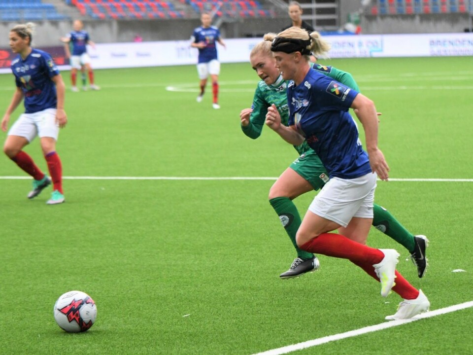 Danske Rikke Madsen var nok en gang en av Vålerengas beste spillere. Her slår hun innlegget som gir Ajara Njoyas 2-0 scoring. Foto: Christian Boger
