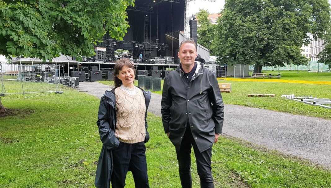 Også i 2019 var Arbeiderpartiet, både i byrådet og i bydelen, positive til Piknik i parken. Her er Rina Mariann Hansen (Ap), som den gangen var kulturbyråd og arrangør Peer Osmundsvaag på besøk ved scenen i parken i juni i 2019. Foto: Christian Boger Også i 2019 var Arbeiderpartiet, både i byrådet og i bydelen, positive til Piknik i parken. Her er Rina Mariann Hansen (Ap), som den gangen var kulturbyråd og arrangør Peer Osmundsvaag på besøk ved scenen i parken i juni i 2019. Foto: Christian Boger