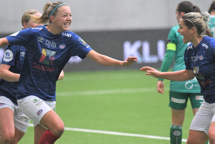 Maruschka Waldus (t.v) jubler over å gi gitt Vålerenga-jentene ledelsen 1-0. Hun gratuleres av lagvenninne Dejana Stefanovic. Foto: Christian Boger Maruschka Waldus (t.v) jubler over å gi gitt Vålerenga-jentene ledelsen 1-0. Hun gratuleres av lagvenninne Dejana Stefanovic. Foto: Christian Boger