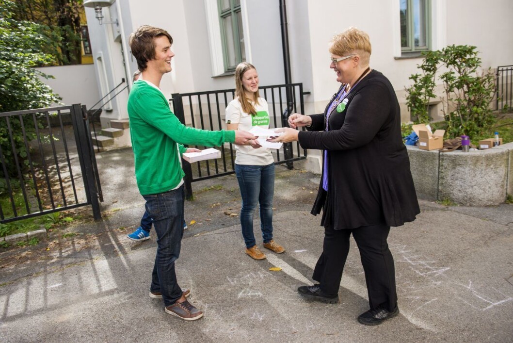 Venstre-leder Trine Skei Grande ble møtt av listebærere fra eget parti da hun skulle stemme ved Gamlebyen skole i 2013. Foto: Fredrik Varfjell / NTB scanpix Venstre-leder Trine Skei Grande ble møtt av listebærere fra eget parti da hun skulle stemme ved Gamlebyen skole i 2013. Foto: Fredrik Varfjell / NTB scanpix
