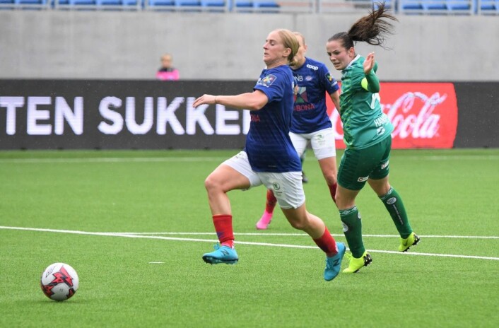 Toppscorer Natasha Dowie ville også være med på lørdagens scoringsfest. Her er hun på vei alene igjennom for å sette 3-0-målet. Foto: Christian Boger Toppscorer Natasha Dowie ville også være med på lørdagens scoringsfest. Her er hun på vei alene igjennom for å sette 3-0-målet. Foto: Christian Boger