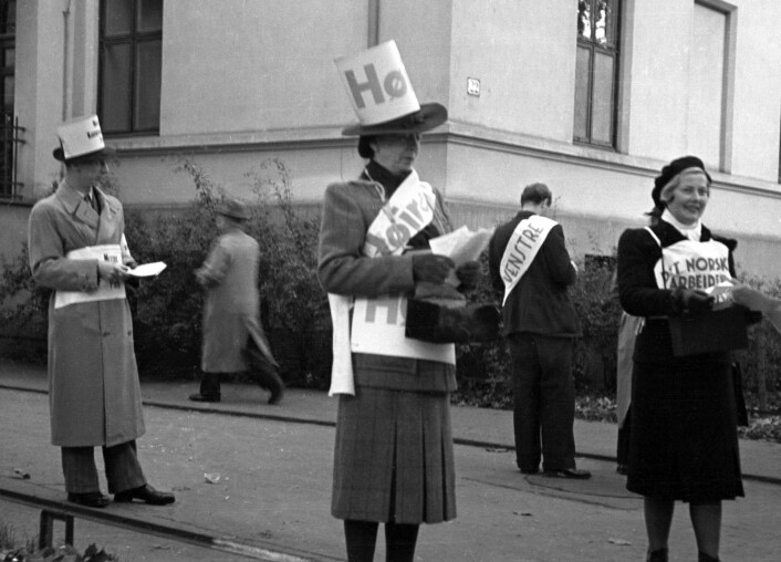 Krigen er over og det er endelig fritt valg i 1945. Her er listebærere fra Høyre, Arbeiderpartiet og Venstre utenfor valglokalet. Foto: NTB / Scanpix Krigen er over og det er endelig fritt valg i 1945. Her er listebærere fra Høyre, Arbeiderpartiet og Venstre utenfor valglokalet. Foto: NTB / Scanpix
