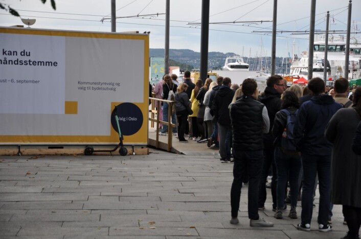 Lang kø av folk som ville forhåndsstemme ved Rådhusplassens nordvestlige hjørne fredag formiddag. Foto: Arnsten Linstad Lang kø av folk som ville forhåndsstemme ved Rådhusplassens nordvestlige hjørne fredag formiddag. Foto: Arnsten Linstad