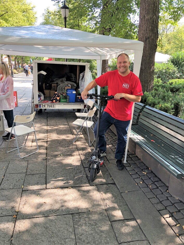 Thomas Bestorp i Folkeaksjonen Nei til mer bompenger er en jovial og fin type, men kjører elektrisk sparkesykkel!! Thomas Bestorp i Folkeaksjonen Nei til mer bompenger er en jovial og fin type, men kjører elektrisk sparkesykkel!!