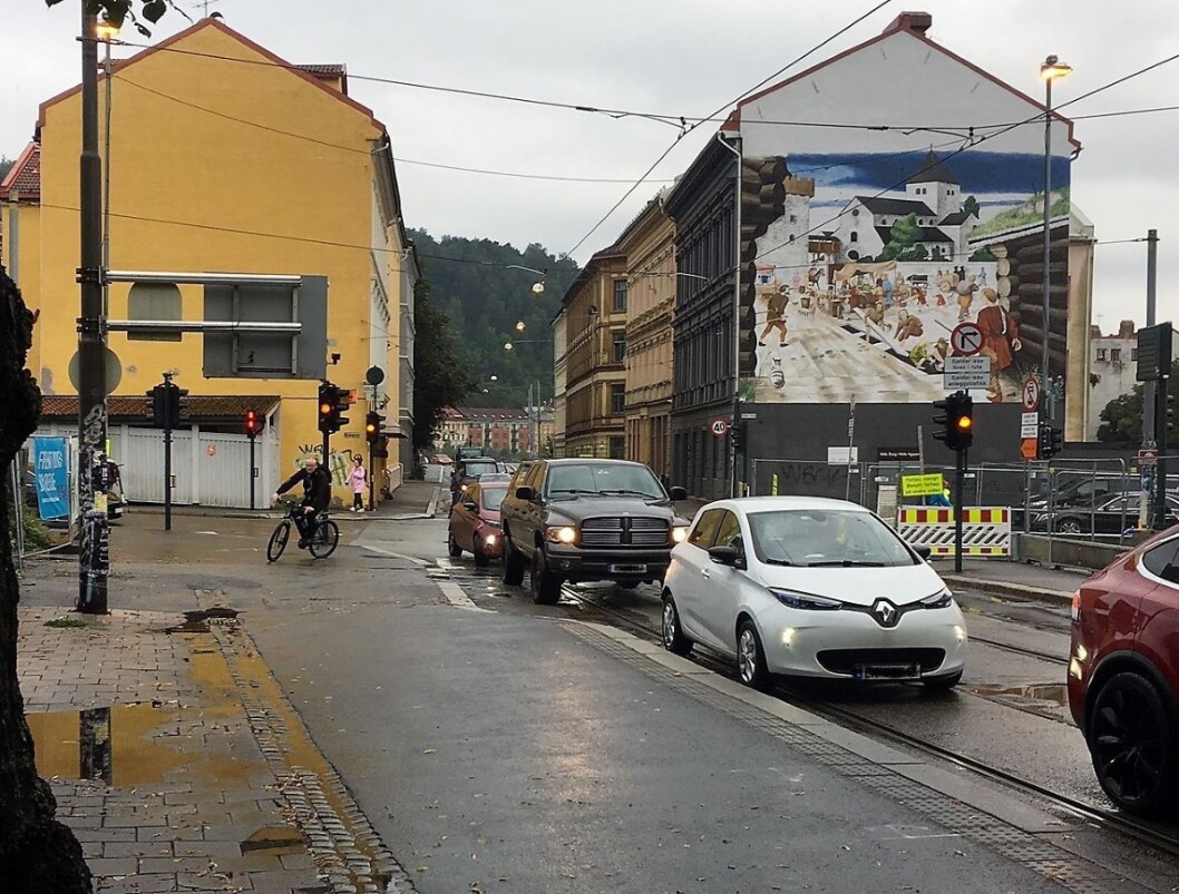 Når bilistene tar snarveien via Oslogate blir det kø så langt øyet rekker. Foto: Lars Toft-Eriksen Når bilistene tar snarveien via Oslogate blir det kø så langt øyet rekker. Foto: Lars Toft-Eriksen