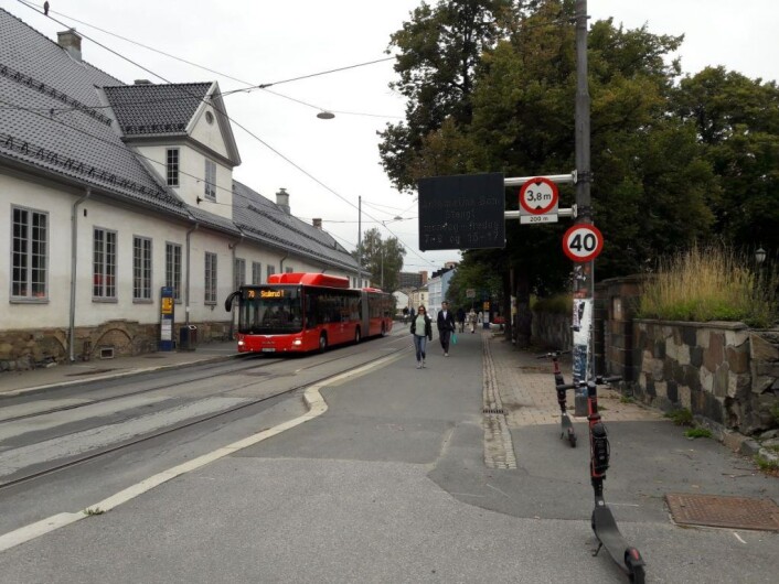 Skiltet i Oslo gate sier at veien er stengt med bom i rushtiden morgen og kveld. Når bommen likevel står åpen, er det ingen som bryr seg om skiltet. Foto: Anders Høilund Skiltet i Oslo gate sier at veien er stengt med bom i rushtiden morgen og kveld. Når bommen likevel står åpen, er det ingen som bryr seg om skiltet. Foto: Anders Høilund
